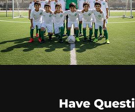 فريق ناشئين مع مدربهم أمام أفق دبي