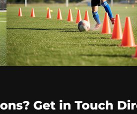 لاعب صغير يراوغ بين الأقماع التدريبية